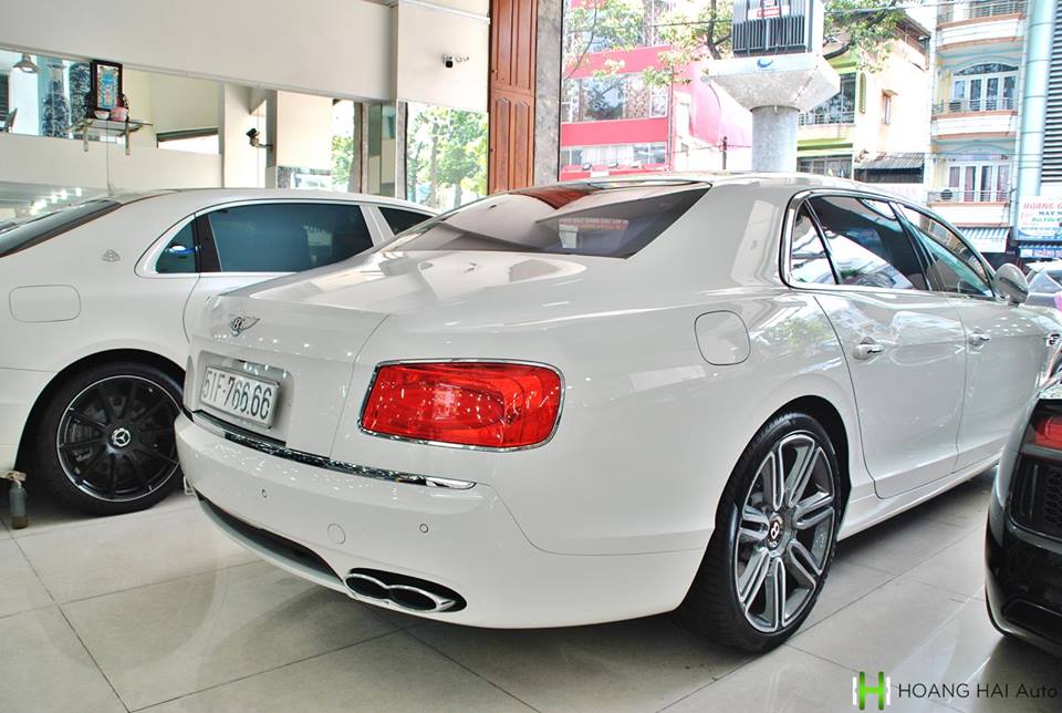 Hiện chưa rõ mức giá bán của chiếc Bentley Flying Spur V8 biển số tứ quý 6, chỉ biết rằng, lúc mới về nước, mẫu xe siêu sang này được chào bán chính hãng hơn 10 tỷ Đồng. Hiện chưa rõ mức giá bán của chiếc Bentley Flying Spur V8 biển số tứ quý 6, chỉ biết rằng, lúc mới về nước, mẫu xe siêu sang này được chào bán chính hãng hơn 10 tỷ Đồng.