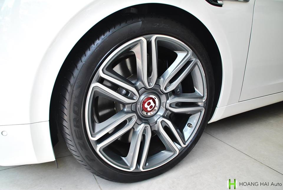 Chi tiết này cũng được thể hiện qua chụp mâm ở 4 bánh xe và logo phía sau Bentley Flying Spur V8 Chi tiết này cũng được thể hiện qua chụp mâm ở 4 bánh xe và logo phía sau Bentley Flying Spur V8