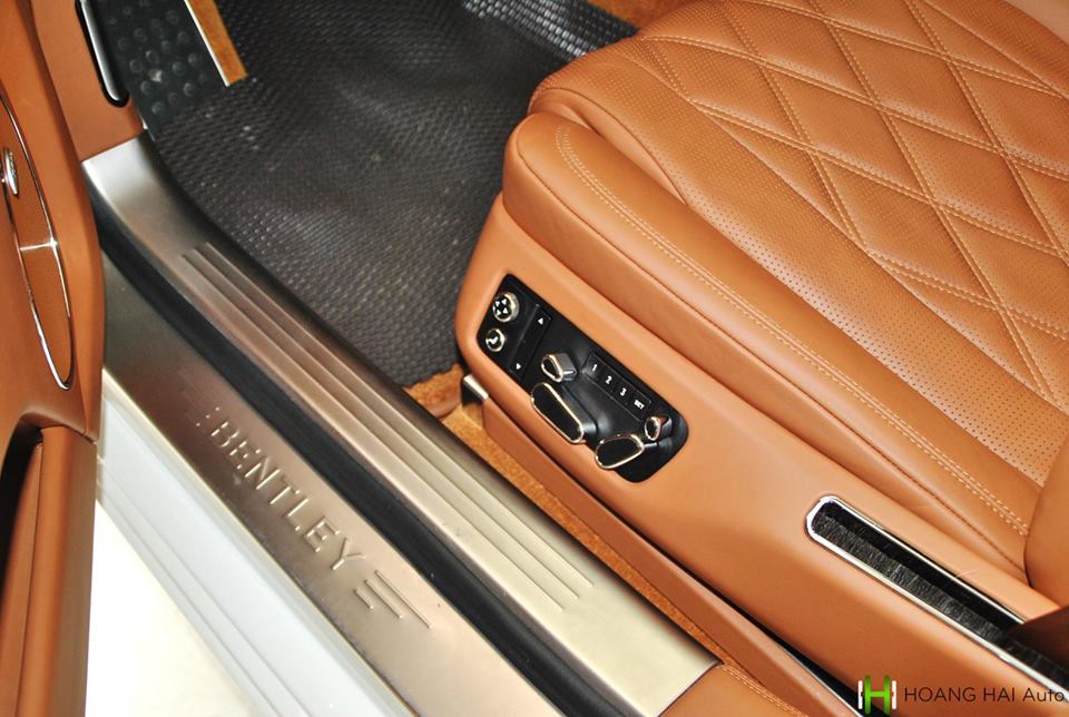 Tất cả các ghế ngồi trên chiếc xe siêu sang Bentley Flying Spur V8 biển cực đẹp tứ quý 6 đang được rao bán đều được trang bị tính năng sưởi mà massage. Ghế trước còn có 2 đệm. Tất cả các ghế ngồi trên chiếc xe siêu sang Bentley Flying Spur V8 biển cực đẹp tứ quý 6 đang được rao bán đều được trang bị tính năng sưởi mà massage. Ghế trước còn có 2 đệm.