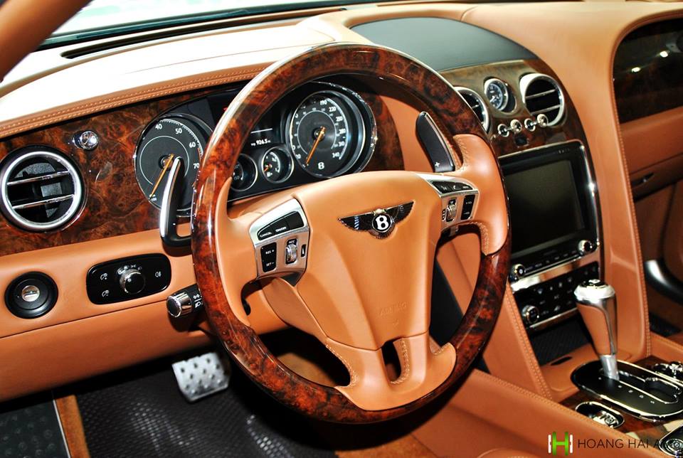 Vô-lăng kết hợp giữa da bò và gỗ ốp quý hiếm. Một số nút bấm được tích hợp trên vô-lăng đều bằng nhôm Vô-lăng kết hợp giữa da bò và gỗ ốp quý hiếm. Một số nút bấm được tích hợp trên vô-lăng đều bằng nhôm