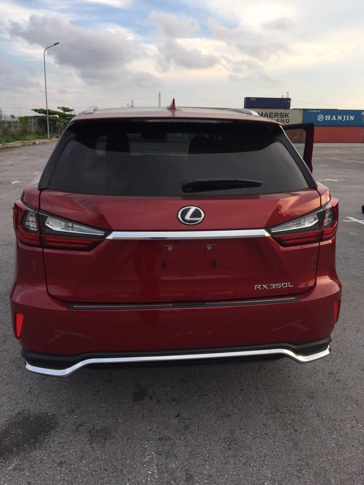 Để có thể thêm hàng ghế thứ 3 và giúp người ngồi thoải mái, Lexus tăng chiều dài của RX350L thêm 110 mm, lên mức 5.001 mm so với bản tiêu chuẩn. Ngoài ra, hãng xe hạng sang Nhật Bản còn trang bị kính chắn gió sau thẳng đứng hơn cho RX350L 2018. Để có thể thêm hàng ghế thứ 3 và giúp người ngồi thoải mái, Lexus tăng chiều dài của RX350L thêm 110 mm, lên mức 5.001 mm so với bản tiêu chuẩn. Ngoài ra, hãng xe hạng sang Nhật Bản còn trang bị kính chắn gió sau thẳng đứng hơn cho RX350L 2018.