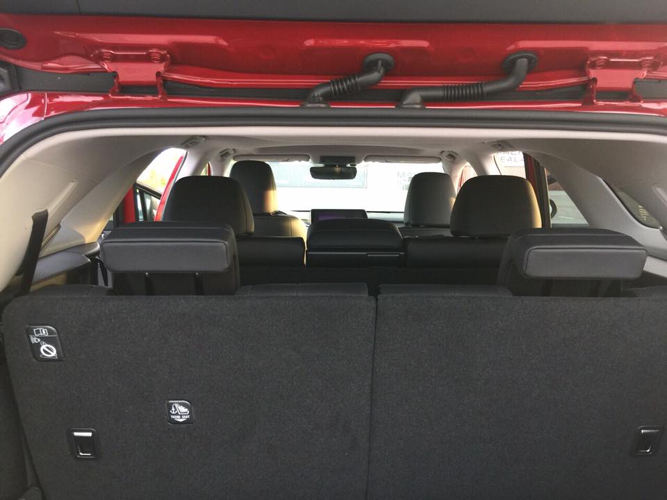 Việc có mặt thêm hàng ghế thứ 3 của Lexus RX350L 2018 chắc chắn sẽ mang đến sự tiện lợi hơn cho các gia đình đông người, đổi lại, khoang hành lý của mẫu crossover hạng sang 7 chỗ ngồi sẽ có dung tích nhỏ hơn so với bản tiêu chuẩn Việc có mặt thêm hàng ghế thứ 3 của Lexus RX350L 2018 chắc chắn sẽ mang đến sự tiện lợi hơn cho các gia đình đông người, đổi lại, khoang hành lý của mẫu crossover hạng sang 7 chỗ ngồi sẽ có dung tích nhỏ hơn so với bản tiêu chuẩn