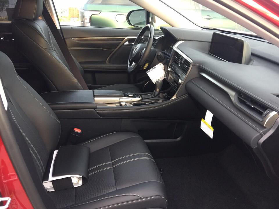 Ngoài khác biệt ở màu sơn đỏ, bên trong khoang lái của chiếc Lexus RX350L thứ 2 tại Việt Nam có nội y màu đen như chiếc đầu tiên. Điểm nhấn có thể kể đến đường chỉ may đối lập màu trắng. Ngoài khác biệt ở màu sơn đỏ, bên trong khoang lái của chiếc Lexus RX350L thứ 2 tại Việt Nam có nội y màu đen như chiếc đầu tiên. Điểm nhấn có thể kể đến đường chỉ may đối lập màu trắng.