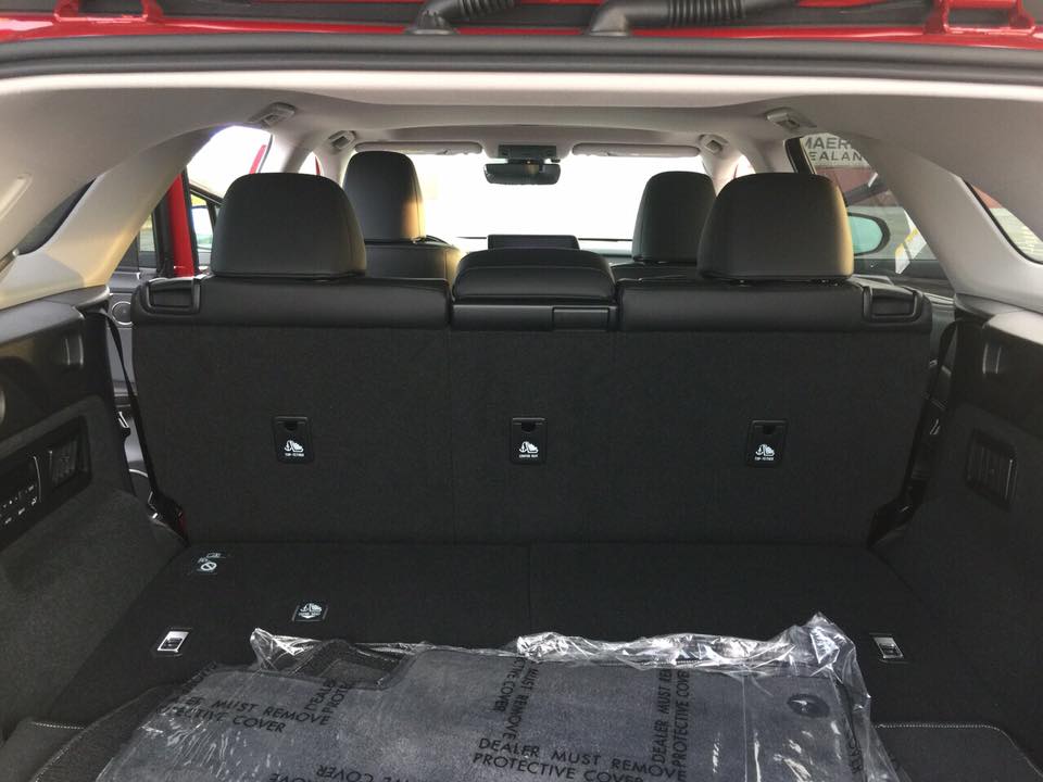 Tất nhiên, dù khác màu sơn hay tuỳ chọn bộ mâm, chiếc Lexus RX350L 2018 này vẫn có không gian nội thất 7 chỗ ngồi. Hàng ghế thứ 3 của mẫu crossover hạng sang này có thể được gập lại theo tỷ lệ 60/40. Tất nhiên, dù khác màu sơn hay tuỳ chọn bộ mâm, chiếc Lexus RX350L 2018 này vẫn có không gian nội thất 7 chỗ ngồi. Hàng ghế thứ 3 của mẫu crossover hạng sang này có thể được gập lại theo tỷ lệ 60/40.