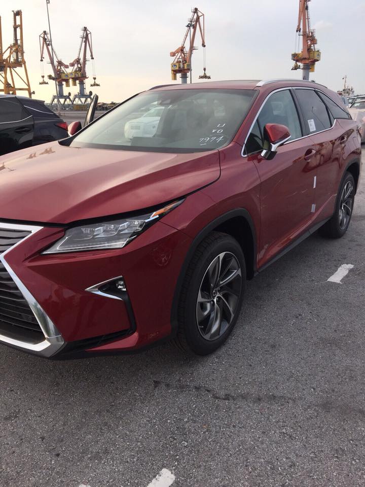 Ngoài khác biệt màu sơn, chiếc Lexus RX350L 2018 7 chỗ này còn có bộ mâm 5 chấu kép dạng hình xoắn kép và sơn 2 màu đối lập là xám và bạc Ngoài khác biệt màu sơn, chiếc Lexus RX350L 2018 7 chỗ này còn có bộ mâm 5 chấu kép dạng hình xoắn kép và sơn 2 màu đối lập là xám và bạc