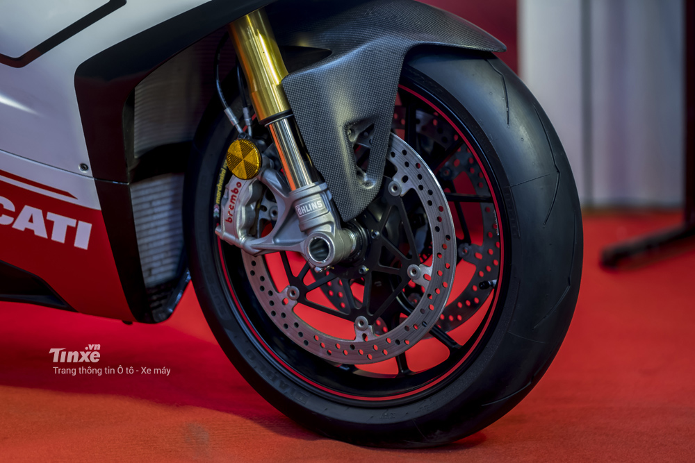Một số chi tiết trên Ducati Panigale V4 Speciale cũng được ốp carbon để tạo điểm nhấn cũng như giảm trọng lượng