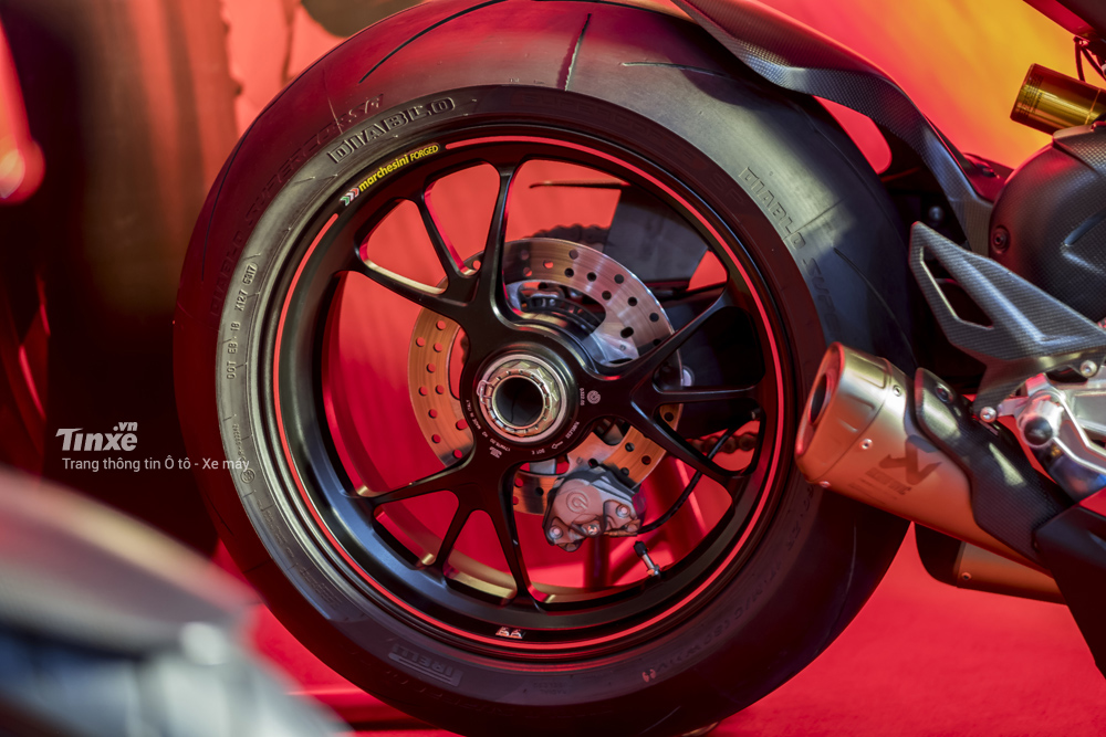 Khung sườn màu xám cùng mâm xe màu đen