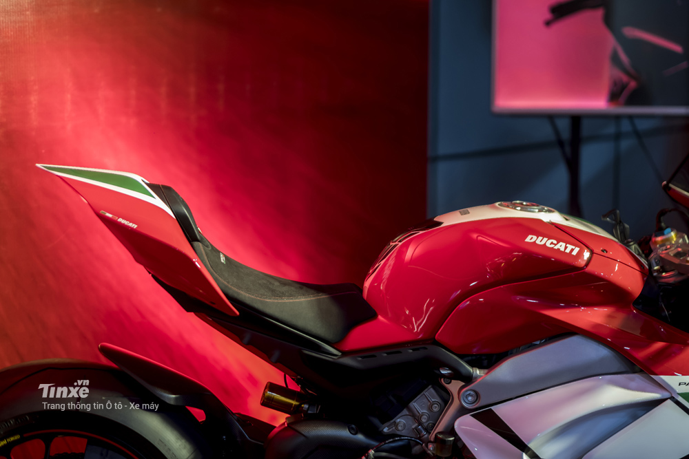 Ngay cả yên xe cũng được bọc da Alcantara cao cấp như những chiếc xe sang