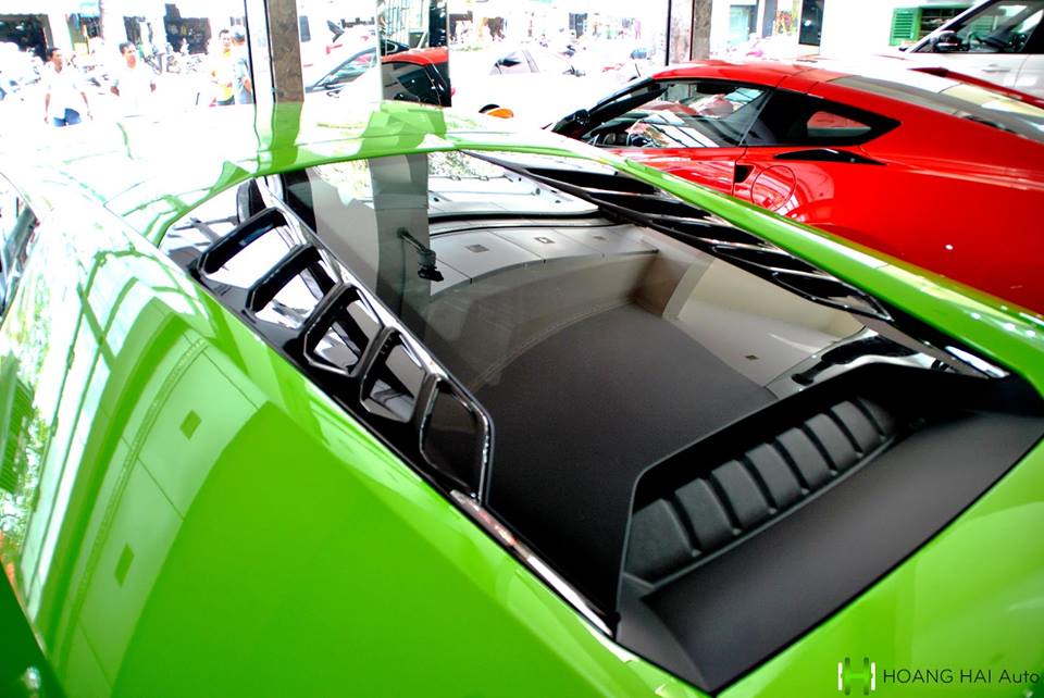 Nắp khoang động cơ trên siêu xe Lamborghini Huracan LP610-4 màu xanh cốm này bằng kính trong suốt Nắp khoang động cơ trên siêu xe Lamborghini Huracan LP610-4 màu xanh cốm này bằng kính trong suốt