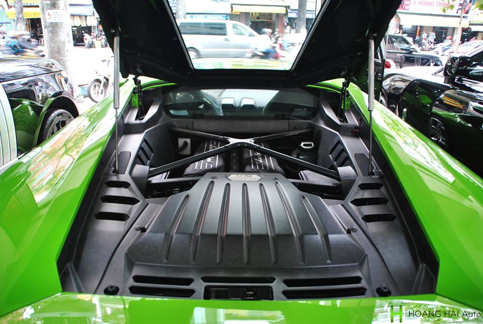 Khối động cơ V10, dung tích 5,2 lít, sản sinh công suất tối đa 610 mã lực của Lamborghini Huracan LP610-4 Khối động cơ V10, dung tích 5,2 lít, sản sinh công suất tối đa 610 mã lực của Lamborghini Huracan LP610-4