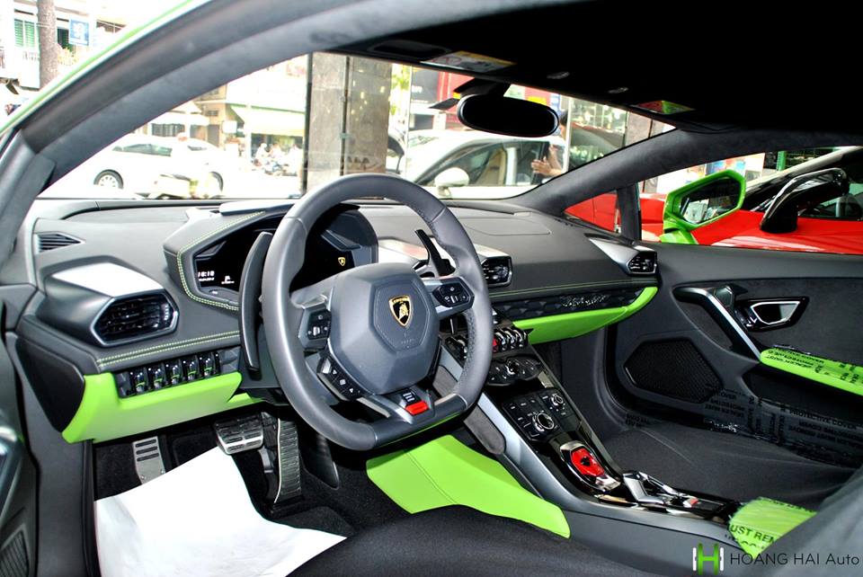 Nội thất siêu xe Lamborghini Huracan LP610-4 này mang màu xanh cốm Nội thất siêu xe Lamborghini Huracan LP610-4 này mang màu xanh cốm
