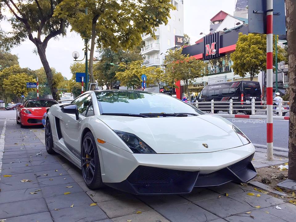 Lamborghini Gallardo LP570-4 Superleggera bị bắt gặp trên đường phố Hà Nội với ngoại thất trắng ngọc trai