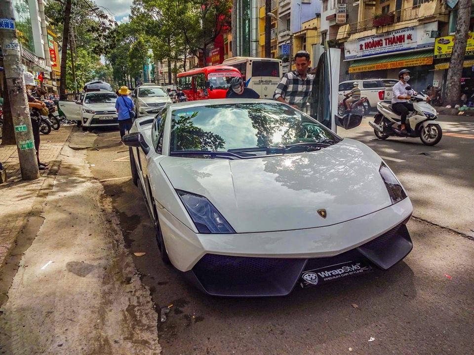 Lamborghini Gallardo SE độ body kit của phiên bản Gallardo LP570-4 Superleggera và còn trang bị cửa cắt kéo