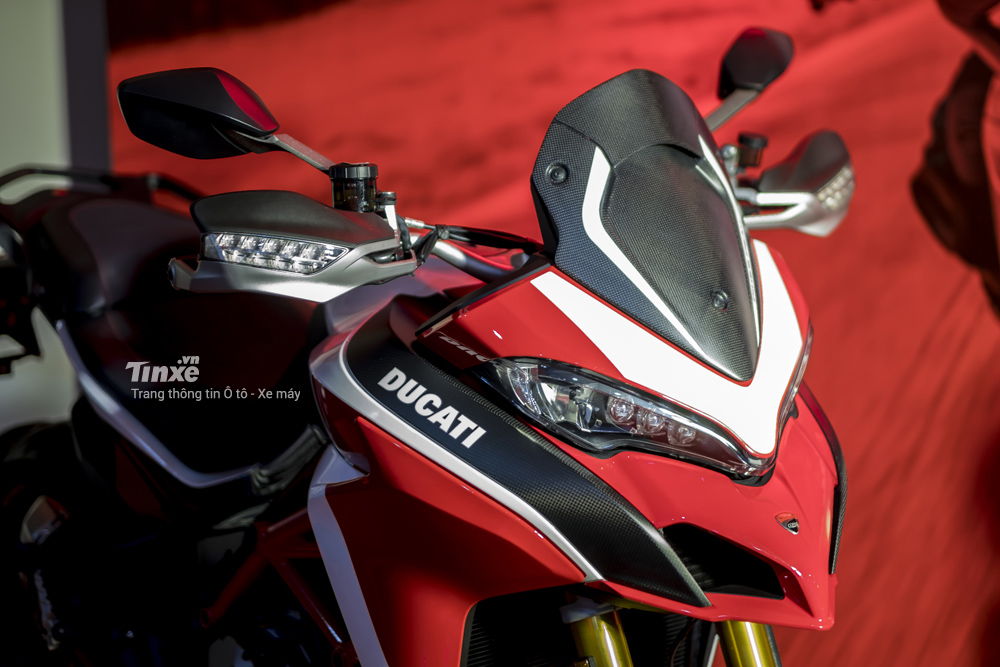 Ducati Multistrada 1260 Pikes Peak được trang bị hệ thống đèn chiếu sáng linh hoạt với khả năng mở rộng góc chiếu sáng theo hướng đánh lái. Ducati Multistrada 1260 Pikes Peak được trang bị hệ thống đèn chiếu sáng linh hoạt với khả năng mở rộng góc chiếu sáng theo hướng đánh lái.