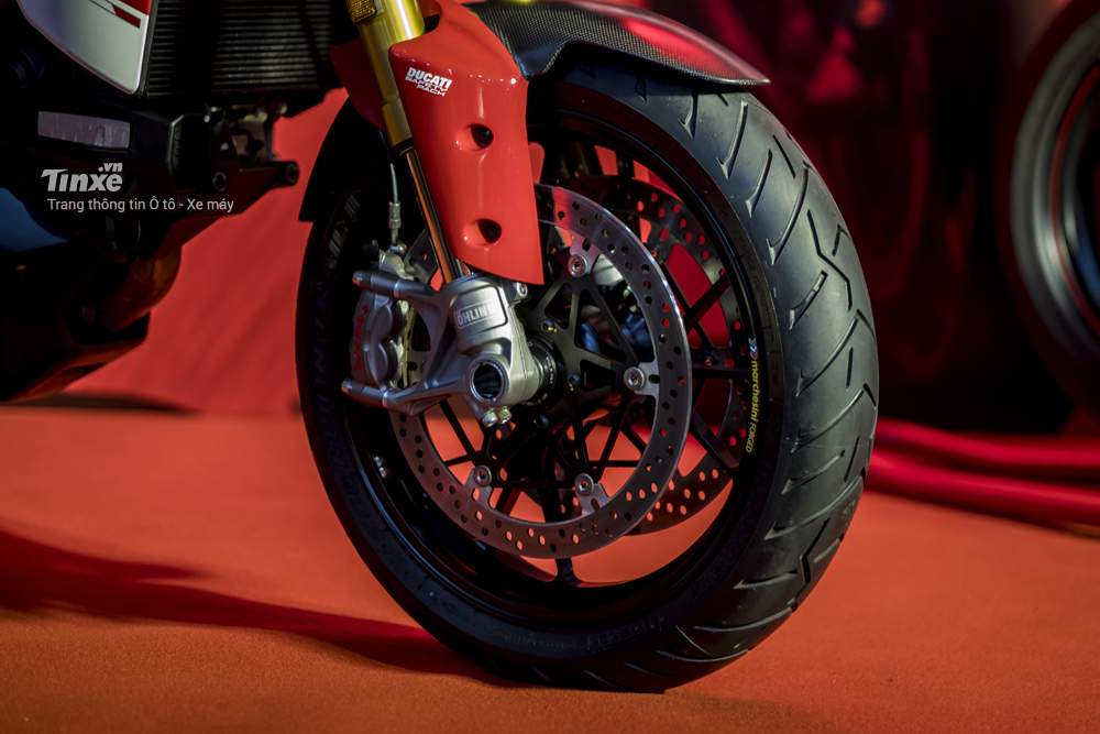 Hệ thống treo hành trình ngược của Ohlins và phanh đĩa đôi Brembo đường kính 330mm ở bánh trước. Hệ thống treo hành trình ngược của Ohlins và phanh đĩa đôi Brembo đường kính 330mm ở bánh trước.