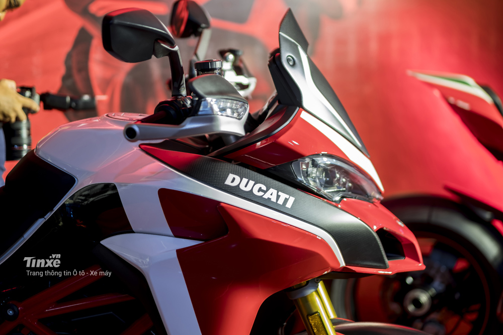 Phần đầu xe được thiết kế lại cùng màu sơn mới nhấn mạnh dáng vẻ thể thao cho mẫu xe adventure này. Phần đầu xe được thiết kế lại cùng màu sơn mới nhấn mạnh dáng vẻ thể thao cho mẫu xe adventure này.