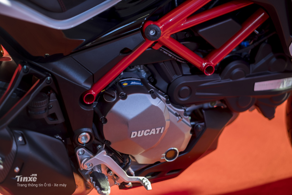 Khối động cơ Ducati Testastretta DVT dung tích 1.262cc mạnh mẽ và vẫn đạt tiêu chuẩn EURO 4. Khối động cơ Ducati Testastretta DVT dung tích 1.262cc mạnh mẽ và vẫn đạt tiêu chuẩn EURO 4.