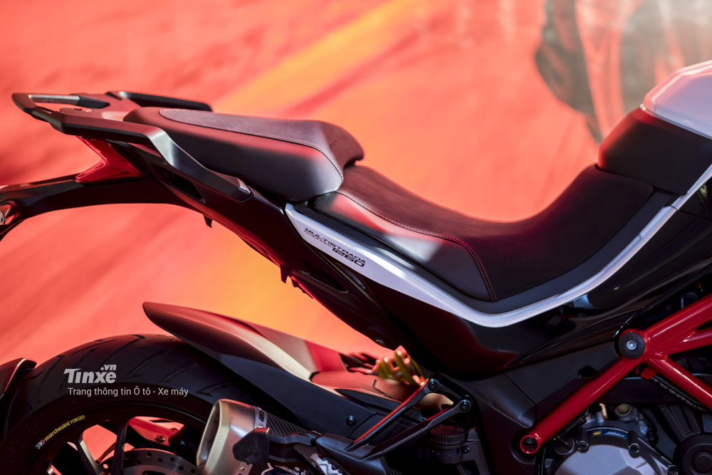 Yên xe hai tầng được bọc da cao cấp. Yên xe hai tầng được bọc da cao cấp.