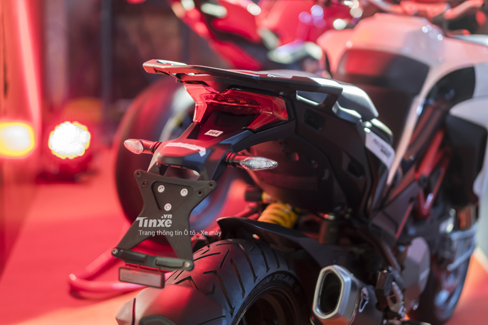 Ống xả Termignoni ốp carbo là điểm nổi bật khi nhìn từ phía sau. Ống xả Termignoni ốp carbo là điểm nổi bật khi nhìn từ phía sau.