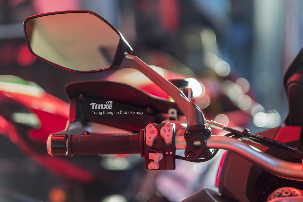 Tay lái với hàng loạt nút bấm điều chỉnh trên Ducati Multistrada 1260 Pikes Peak cho phép người lái xe thay đổi các chế độ lái khác nhau khi vận hành. Tay lái với hàng loạt nút bấm điều chỉnh trên Ducati Multistrada 1260 Pikes Peak cho phép người lái xe thay đổi các chế độ lái khác nhau khi vận hành.