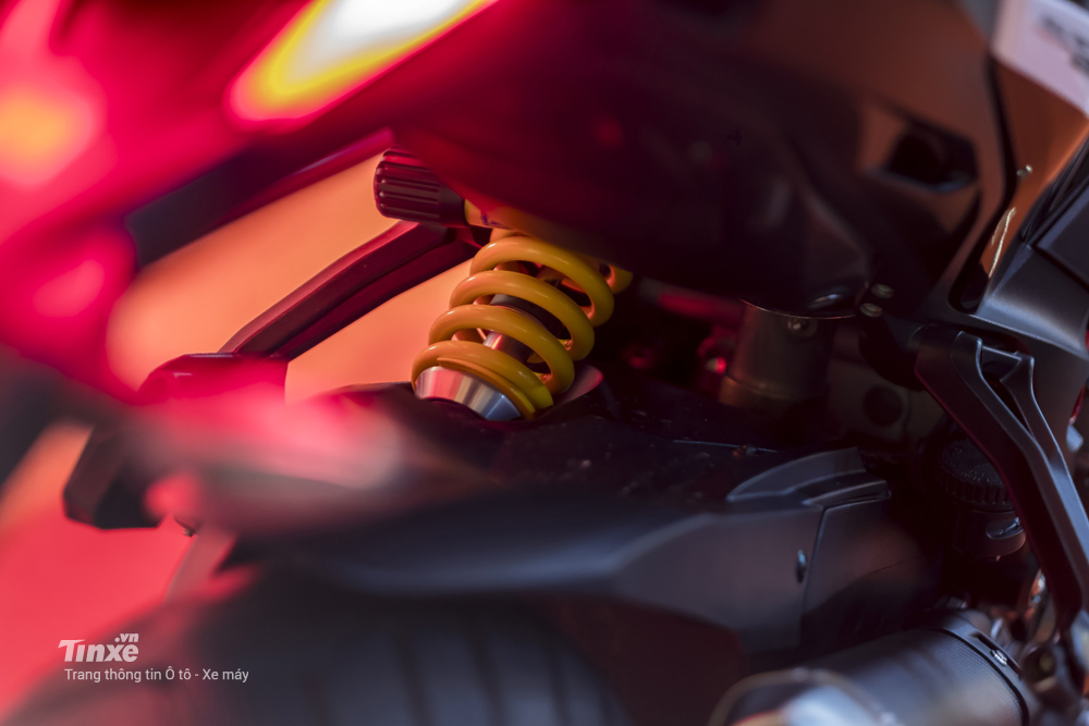 Giảm xóc monoshock ở phía sau. Giảm xóc monoshock ở phía sau.