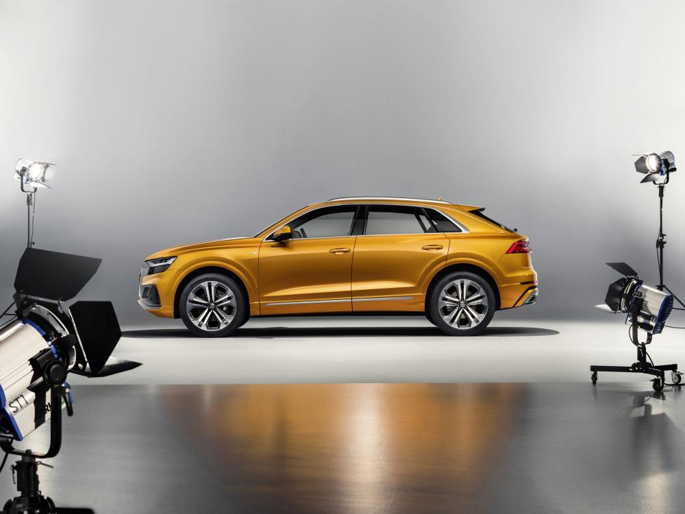 Phần sườn xe cho thấy Audi Q8 2019 có một số nét thiết kế như xe coupe Phần sườn xe cho thấy Audi Q8 2019 có một số nét thiết kế như xe coupe