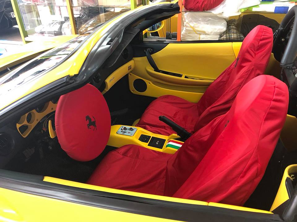 Nội thất của chiếc Ferrari 360 Spider này được sơn lại hoàn toàn thành màu vàng rực 