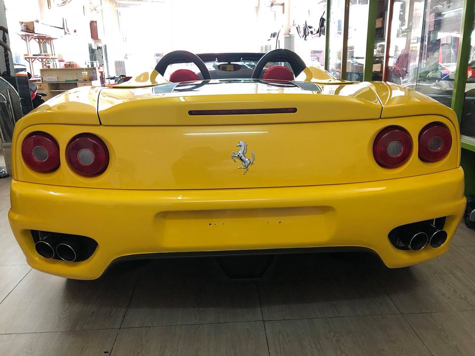 Siêu xe Ferrari 360 Spider được trang bị động V8, dung tích 3.6 lít, sản sinh công suất tối đa 395 mã lực và mô-men xoắn cực đại 373 Nm