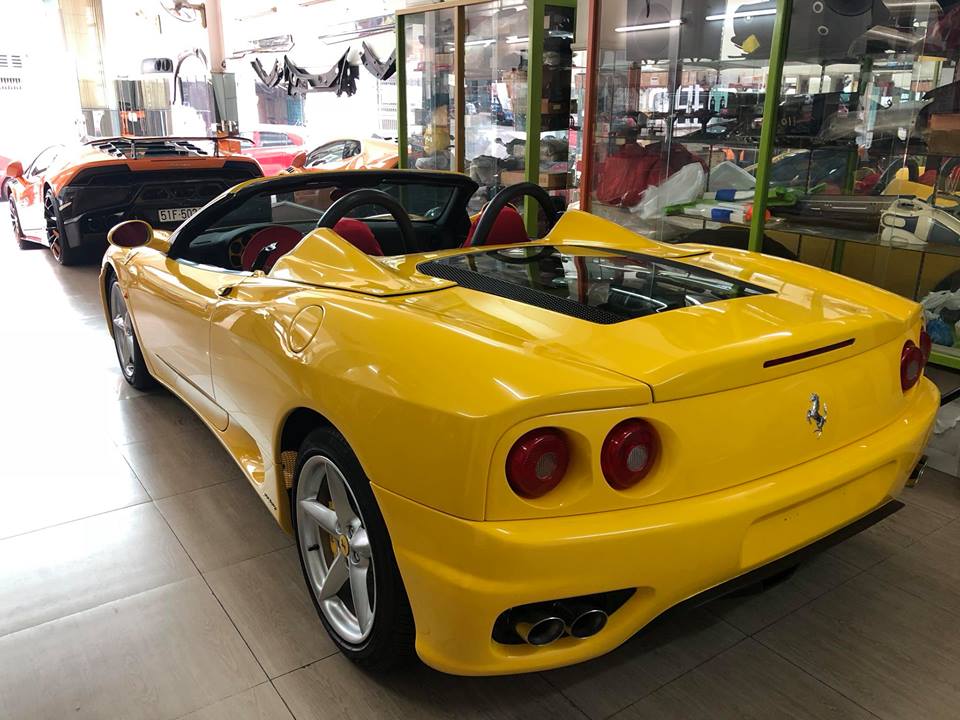 Để giúp siêu xe mui trần này tăng thêm phần âm thanh ấn tượng hơn trước, ông chủ công ty nhập khẩu tư nhân quận 5, Tp.HCM đã trang bị ống xả độ của hãng Capristo 