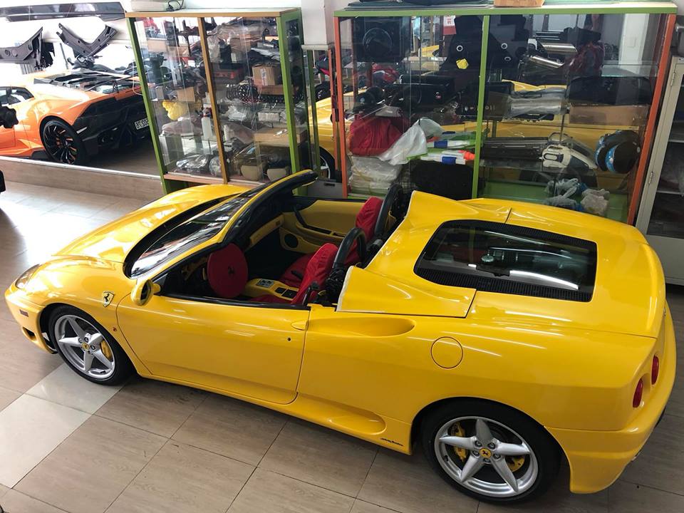 Chiếc Ferrari 360 Spider này hiện được chủ nhân bao trùm lại ghế ngồi và vô-lăng