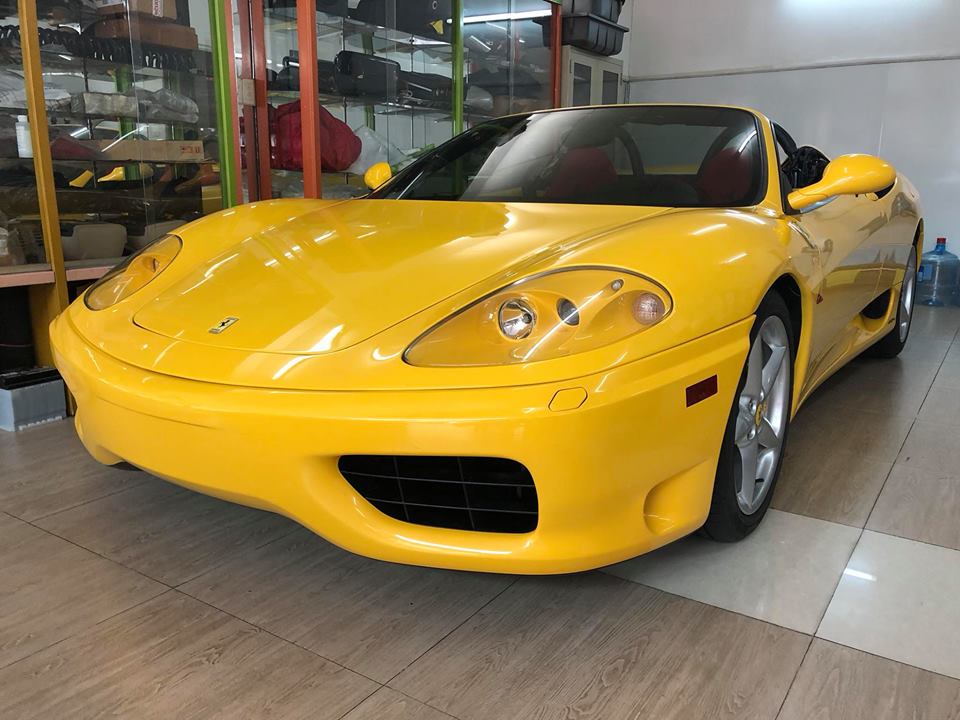 Điểm nhấn đầu tiên đập vào mắt người xem chính là bộ áo vàng rực đầy nổi bật của siêu xe Ferrari 360 Spider này