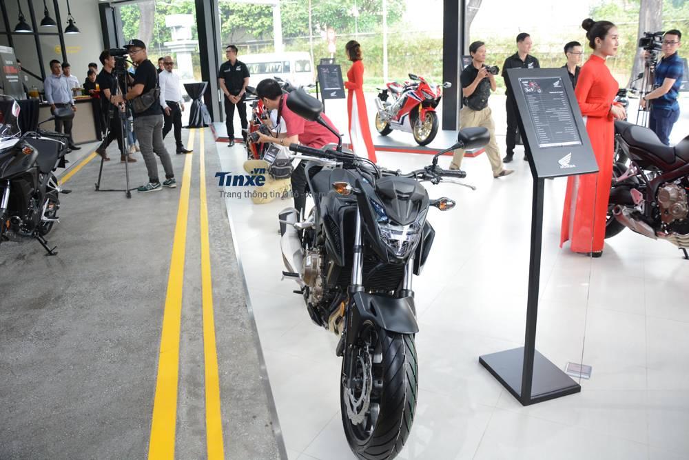 mẫu Adventure tầm trung Honda CB500X, CB500F là mảnh ghép hoàn hảo khi thuộc dòng naked bike và có động cơ vừa đủ với tiêu chí của hãng Honda. Trong lần đầu tiên phân phối các dòng xe phân khối lớn tại thị trường Việt Nam, hãng Honda đã thiết kế riêng showroom và chỉ trưng bày cũng như bán các dòng xe này với tiêu chí động cơ trên 500 phân khối. Ngoài Honda Rebel 500 nằm trong phân khúc cruiser, mẫu adventure tầm trung Honda CB500X, CB500F là mảnh ghép hoàn hảo khi thuộc dòng naked bike và có động cơ vừa đủ với tiêu chí của hãng Honda