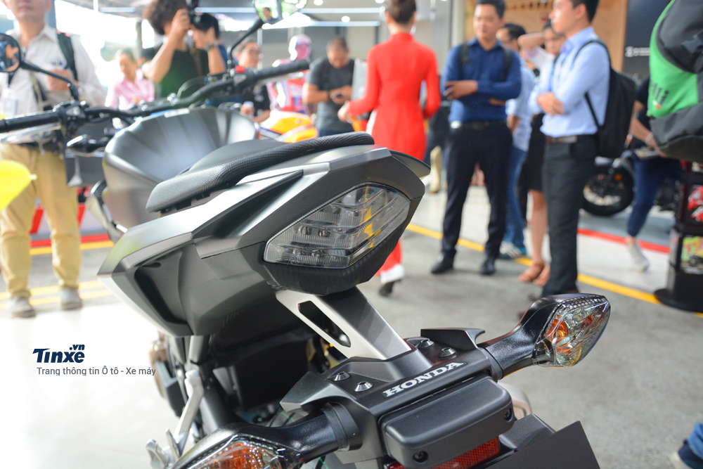 Đèn hậu cũng sử dụng LED và được thiết kế mô phỏng theo hình chiếc khiên đẹp mắt. Đèn xi-nhan trước/sau thiết kế rời. Đèn hậu cũng sử dụng LED và được thiết kế mô phỏng theo hình chiếc khiên đẹp mắt. Đèn xi-nhan trước/sau thiết kế rời.