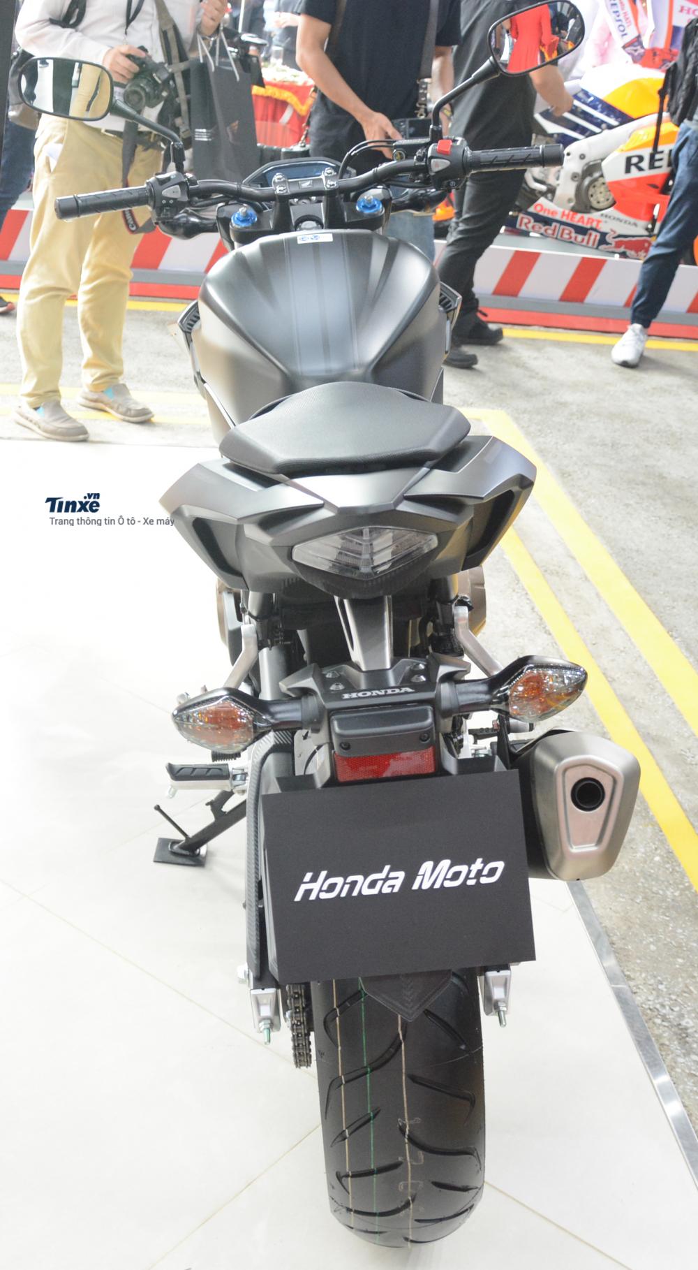 Honda CB500F 2018 được trang bị mâm đa chấu 17 inch sơn đen. Đi kèm là lốp trước có kích thước 120/70 và 160/60 cho bánh sau. Honda CB500F 2018 được trang bị mâm đa chấu 17 inch sơn đen. Đi kèm là lốp trước có kích thước 120/70 và 160/60 cho bánh sau.