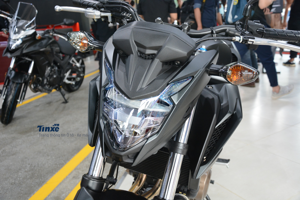 Đèn pha trước của Honda CB500F 2018 thiết kế sắc cạnh và trang bị đèn LED đôi. Đèn pha trước của Honda CB500F 2018 thiết kế sắc cạnh và trang bị đèn LED đôi.