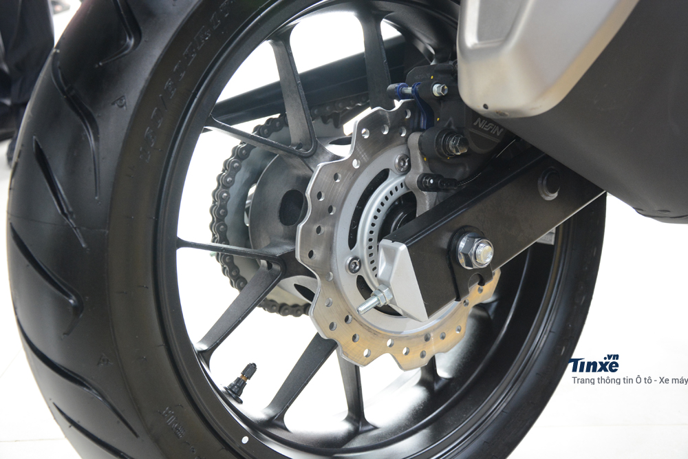 Và đĩa đơn bánh sau có đường kính 240 mm cùng kẹp phanh 1 piston. Và đĩa đơn bánh sau có đường kính 240 mm cùng kẹp phanh 1 piston.