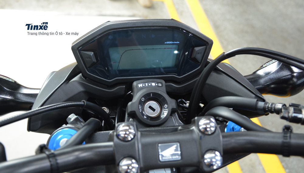 Bản đồng hồ xe dạng kỹ thuật số toàn phần. Bản đồng hồ xe dạng kỹ thuật số toàn phần.