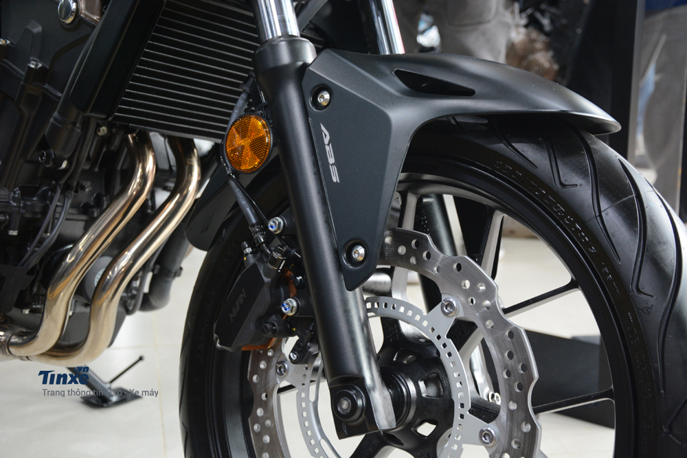 Cả 2 đĩa đơn trên Honda CB500F 2018 đều được trang bị hệ thống chống bó cứng phanh ABS và dễ dàng điều chỉnh 5 mức độ khác nhau tuỳ theo người lái. Cả 2 đĩa đơn trên Honda CB500F 2018 đều được trang bị hệ thống chống bó cứng phanh ABS và dễ dàng điều chỉnh 5 mức độ khác nhau tuỳ theo người lái.