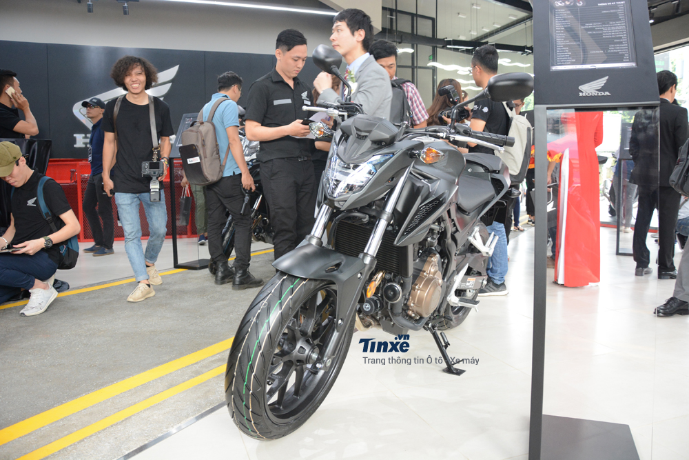 Một điều thú vị là với mức giá bán chính hãng 172 triệu Đồng, Honda CB500F 2018 còn có giá bán thấp hơn cả chiếc naked bike 300 phân khối BMW G310R đang được phân phối chính hãng mức giá 189 trệu Đồng Một điều thú vị là với mức giá bán chính hãng 172 triệu Đồng, Honda CB500F 2018 còn có giá bán thấp hơn cả chiếc naked bike 300 phân khối BMW G310R đang được phân phối chính hãng mức giá 189 trệu Đồng