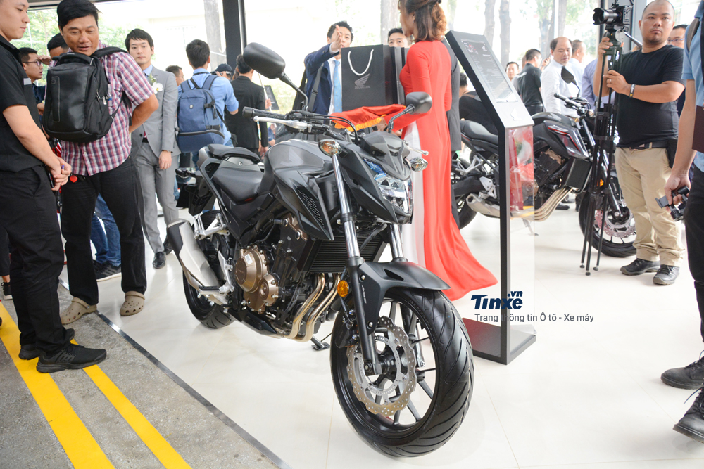 Phân khúc naked bike rất được các bạn trẻ mới chuyển lên dòng xe phân khối lớn lựa chọn và ưa chuộng. Trong phân khúc xe naked bike 500 phân khối, CB500F 2018 của Honda gần như không có đối thủ. Phân khúc naked bike rất được các bạn trẻ mới chuyển lên dòng xe phân khối lớn lựa chọn và ưa chuộng. Trong phân khúc xe naked bike 500 phân khối, CB500F 2018 của Honda gần như không có đối thủ