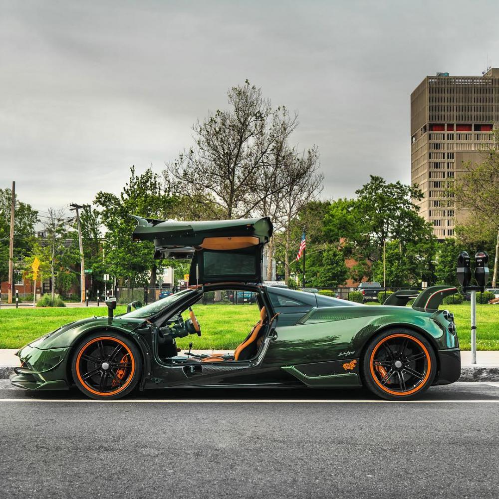 Trong bộ sưu tập của Gregb.23 còn có hàng hiếm Pagani Huayra BC chỉ có 20 chiếc được sản xuất và mang bộ áo sợi carbon xanh lục.