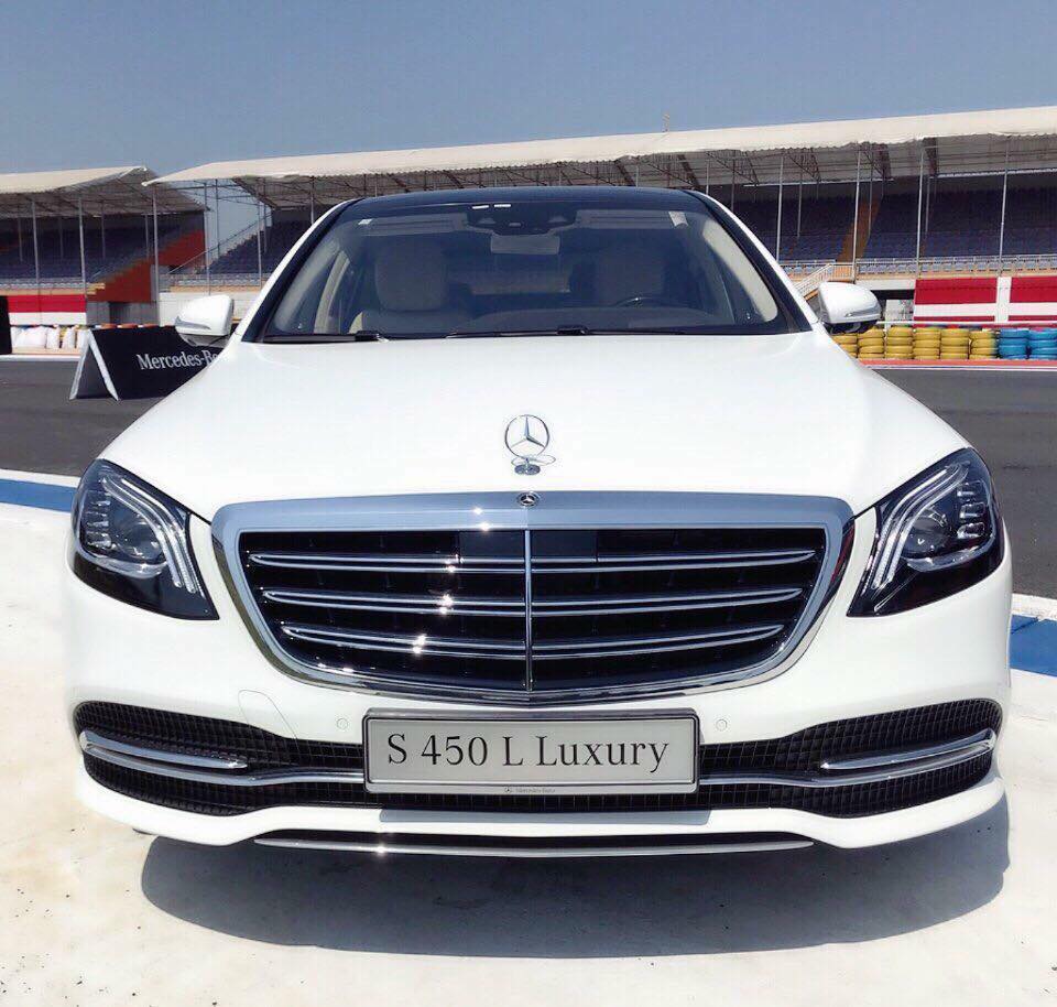 Trong khi đó, bản cao cấp Mercedes-Benz S450L Luxury 2018 chốt giá bán 4,759 tỷ Đồng