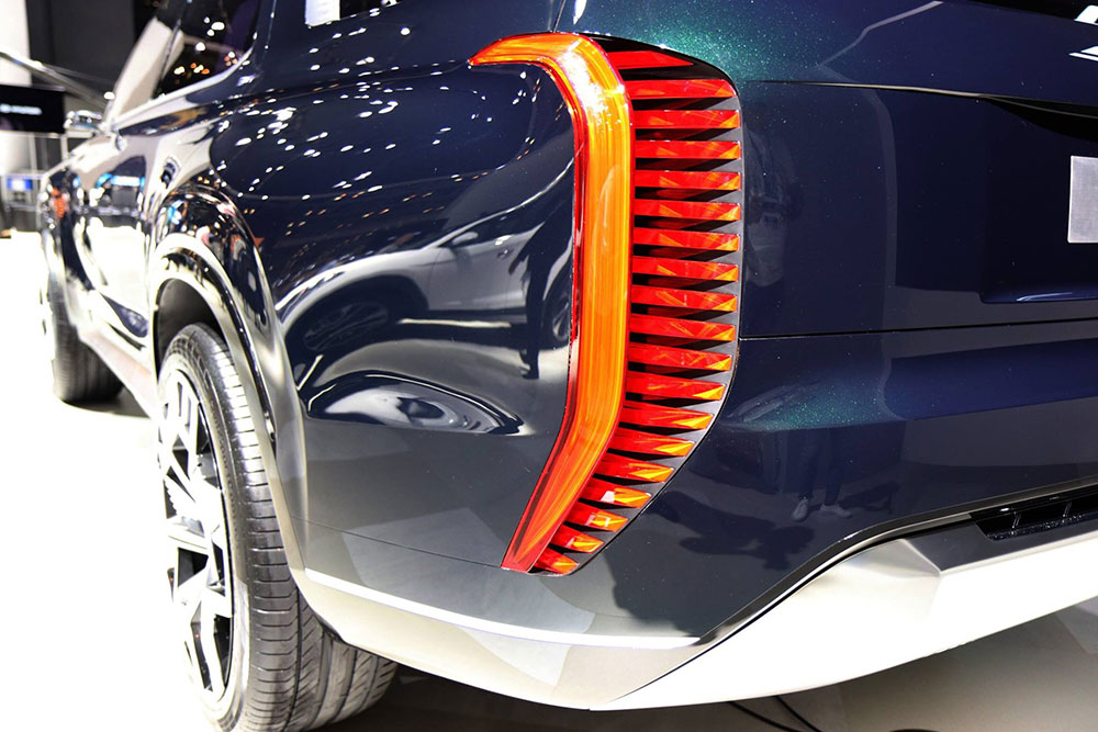 Cụm đèn hậu nằm dọc, ôm 2 góc đuôi xe