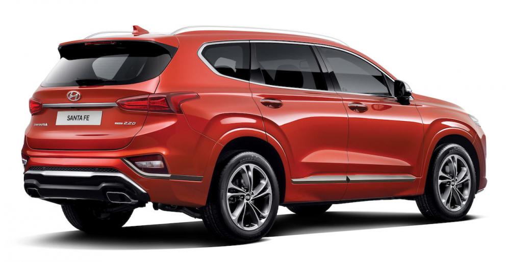 Hyundai Santa Fe Inspiration được trang bị tấm ốp gầm và 2 ống xả phía sau Hyundai Santa Fe Inspiration được trang bị tấm ốp gầm và 2 ống xả phía sau