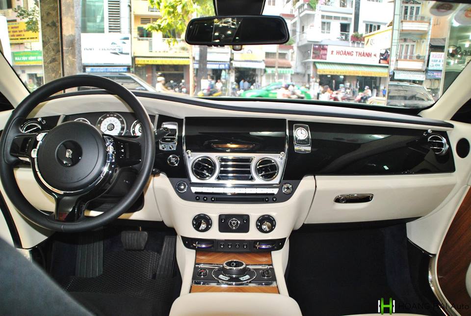 Nội thất xe siêu sang này không có gì thay đổi. Khoang lái của xe được bọc da kem kết hợp cùng gỗ Pianno màu đen và các vân gỗ đẹp mắt