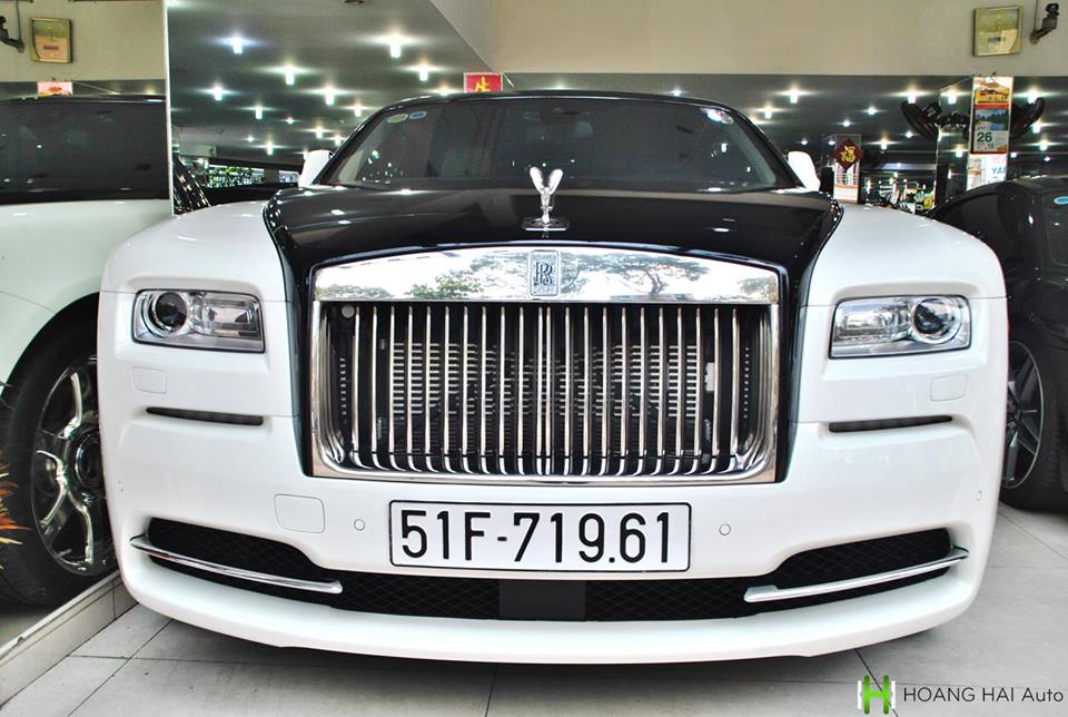 Hiện chiếc Rolls-Royce Wraith có bộ áo Panda đang tìm người mua