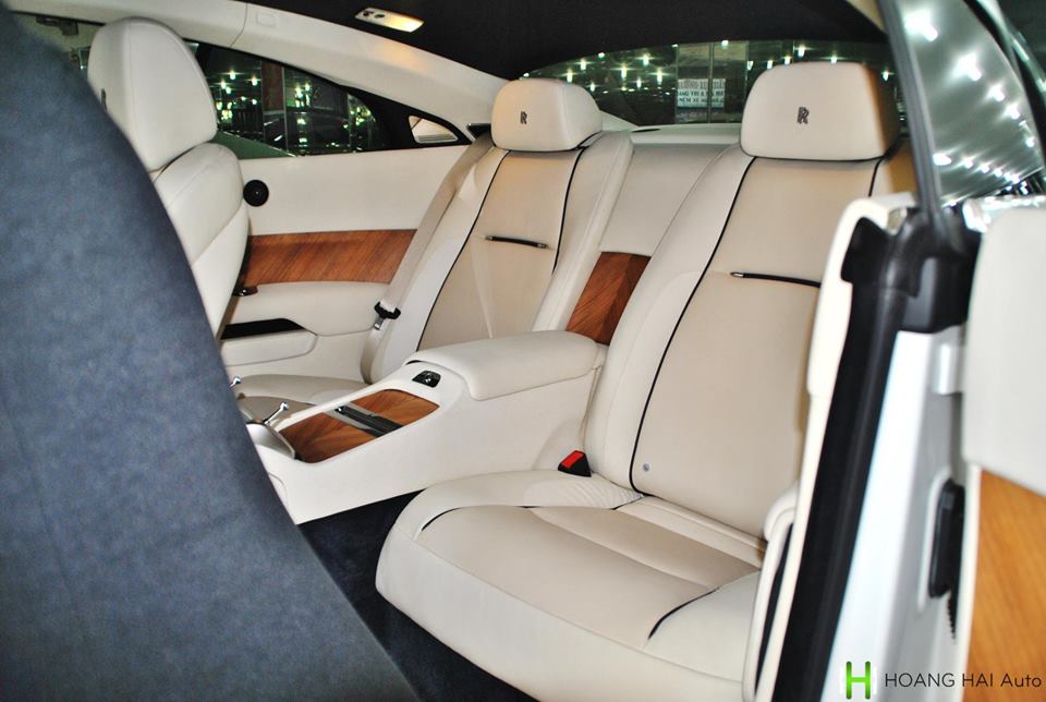Hàng ghế sau của Rolls-Royce Wraith cũng đủ rộng rãi cho 2 người lớn ngồi. Đáng tiếc chiếc xe siêu sang này không có trang bị bầu trời đầy sao với 1.340 bóng đèn LED