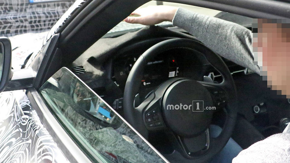 Bảng đồng hồ kỹ thuật số của Toyota Supra trên đường thử