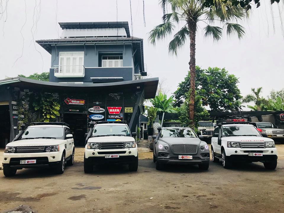 3 chiếc Range Rover đời cũ màu trắng 3 chiếc Range Rover đời cũ màu trắng