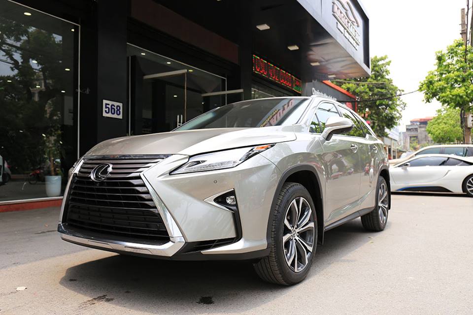 Cả 3 chiếc Lexus RX350L 2018 cập bến Việt Nam đều có ngoại thất khác nhau như xám, trắng và nổi bật nhất chính là chiếc mang màu đỏ bắt mắt